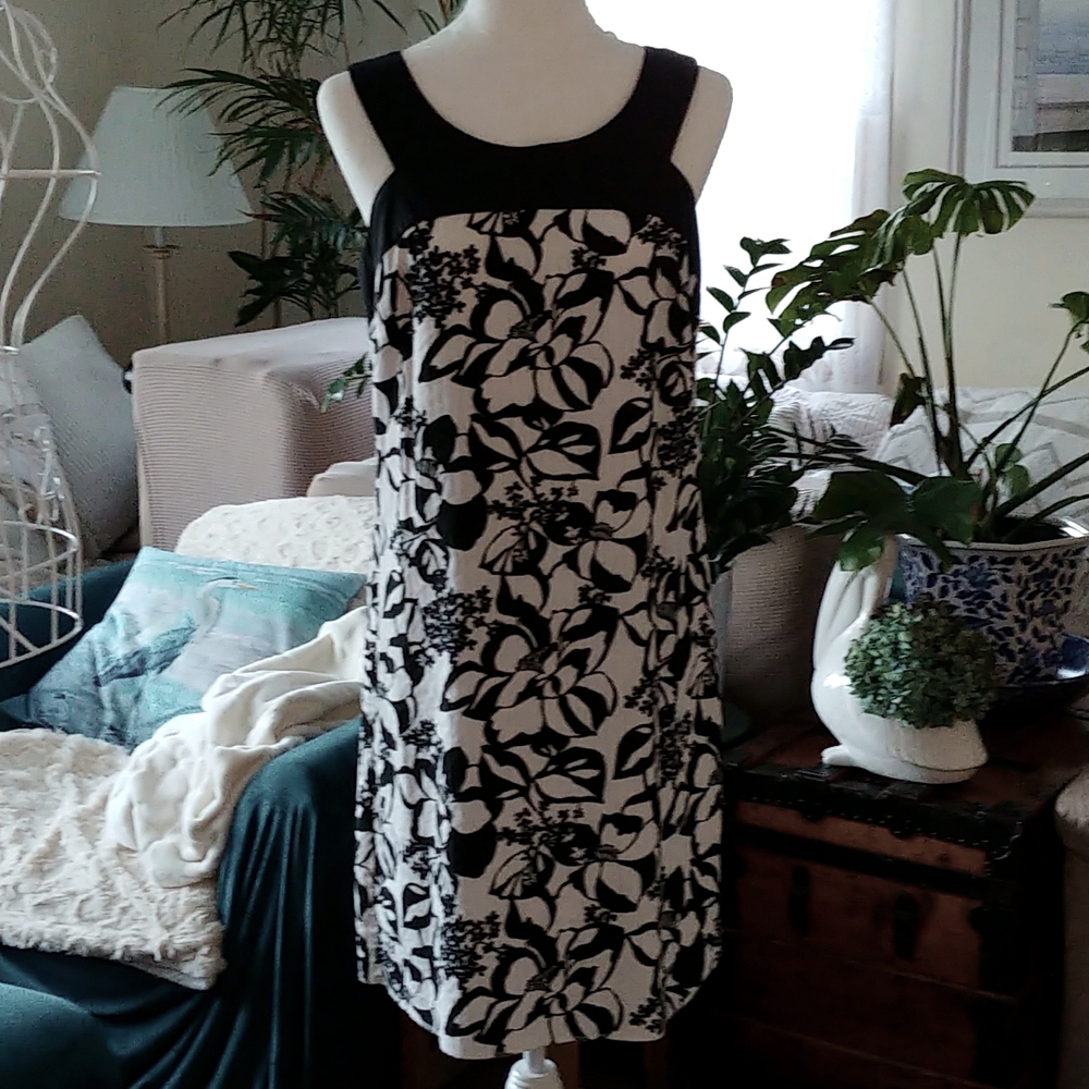 LOFT Black & White Floral Dress. Size 8.